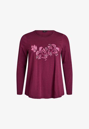 Langarmige bordeauxrode shirt met ronde halslijn, voorzien van een roze loofbloemdesign aan de voorkant en een zachte stoftextuur.