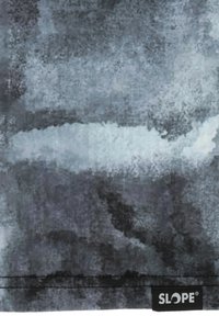 Abstracte grijze stof met variërende tinten, een gladde textuur en een duidelijke horizontale lichte streep. 'SLOPE' logo in het zwart aan de onderkant.