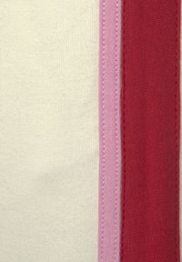Crème stof met drie verticale strepen: rood aan de rechterkant, roze in het midden en een dunnere roze stiknaad, met een gladde textuur.
