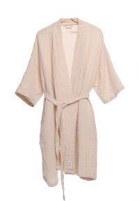 Šviesiai smėlio spalvos medvilninis chalatas su tekstūruota, raukšlėta apdaila, plačiomis rankovėmis ir priekine diržo sagtele. Atviros priekinės dalies dizainas su dviem šoniniais kišenėmis.