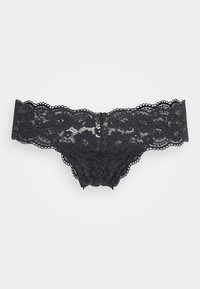 Fio dental preto de renda com padrão floral, bordas em scallop e uma textura transparente. Apresenta detalhes delicados ao longo do cós para um design adicional.