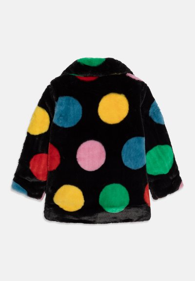 Sztuczny futrzany płaszcz z czarnym tłem i dużymi, wielokolorowymi kropkami w odcieniach żółtego, czerwonego, zielonego, niebieskiego i różowego. Miękka tekstura, konstrukcja z kołnierzem.