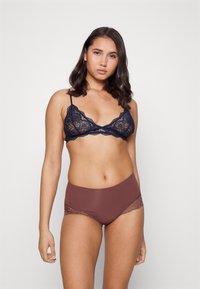 Spanx SPANXSUPERSMOOTH™ UNDIE-TECTABLE® LACE HI-HIPSTER - Calças - cocoa rose