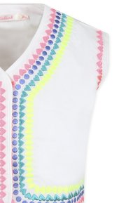 Vêtement blanc avec des broderies colorées en motifs rose, bleu, vert et jaune le long du col et des bordures, présentant des formes de cœurs et des points.