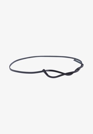 Dunne zwarte metalen riem met een minimalistisch gedraaid lusdetail op een witte achtergrond.