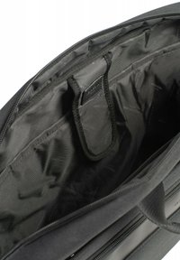 Zwarte stoffen tas met een ritssluiting, voorzien van een zachte binnenvoering en een klein handvat aan de binnenkant voor gemakkelijke toegang en organisatie.