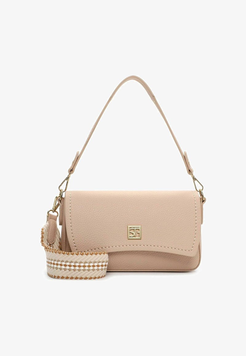 Hellbeige Lederhandtasche mit einem strukturierten Design, goldfarbenen Beschlägen und einem geflochtenen Trageriemen mit cremefarbenen und braunen Akzenten.