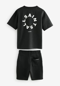Černé bavlněné tričko s bílým textem "ALLSAINTS LONDON" v kruhovém designu na zadní straně, doplněné o černé šortky se zadní kapsou.