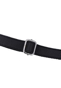 Cintura in pelle nera con superficie testurizzata, dotata di una fibbia quadrata in argento. Il design è semplice ed elegante, con cuciture ordinate.