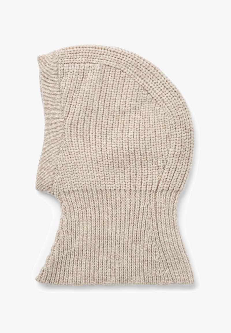 Beige gebreide wollen balaclava met geribbelde textuur, die hoofd en nek bedekt, ontworpen voor warmte en volledige dekking.
