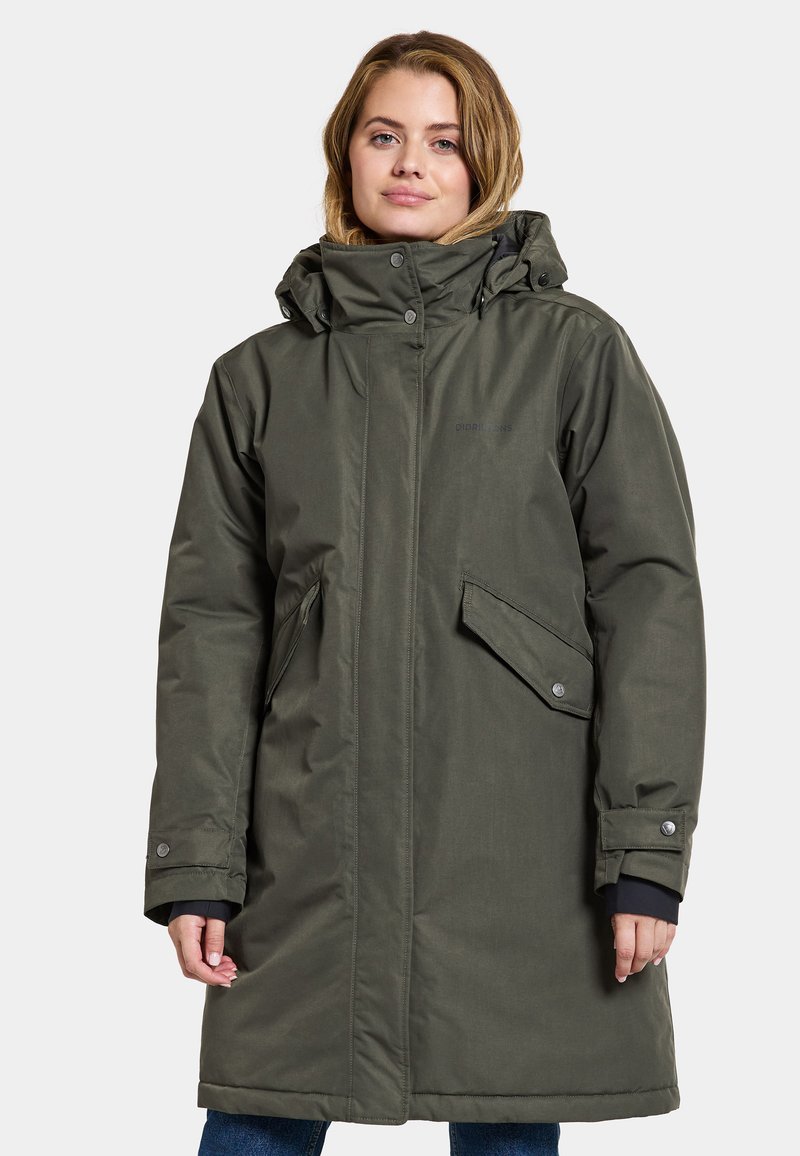 Olivgrüne Parka mit Kapuze, Frontreißverschluss und Druckknöpfen. Verfügt über zwei schräg geschnittene Taschen und eine lockere Passform. Glatte Stofftextur.