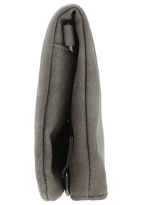 Szary skórzany portfel o gładkiej fakturze, składanej konstrukcji i widocznych szwach. Posiada subtelny połysk i bezpieczne zapięcie.