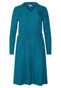 Turkos långärmad klänning med V-ringad krage, knytbar midja, texturerad tyg och utsvängd nederkant.