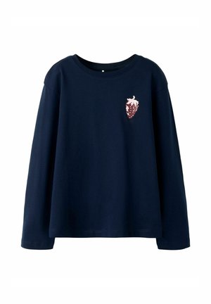 Granatowa koszula z długim rękawem z miękkiego materiału, z okrągłym dekoltem i różową grafiką truskawki na lewej piersi.