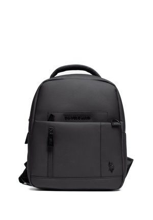 Zaino nero compatto con tasca frontale con zip, maniglia superiore e logo US Polo Assn. ricamato nell'angolo in basso a destra.