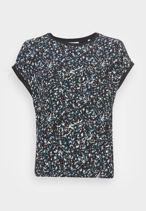 Blouse noire à manches courtes avec un motif abstrait tacheté multicolore et une bordure noire unie sur l'encolure et les bords des manches.
