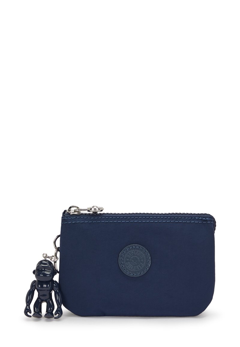 Pochette in nylon blu navy con chiusura a zip, dotata di un logo tondo e di un charm a forma di scimmia nera attaccato a una catena argentata.