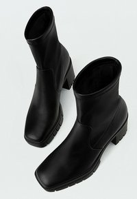 Stradivarius Botines de tacón - black