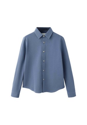 Chemise à manches longues boutonnée en bleu poussiéreux uni avec un col pointu et sept boutons visibles sur le devant.