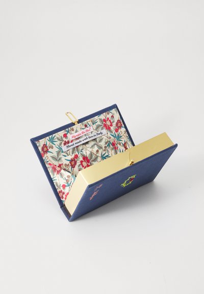 Clutch rettangolare blu con chiusura dorata, interno in stoffa floreale e etichette che riportano la scritta "Olympia Le-Tan" e "Fatto a mano con amore in Italia".