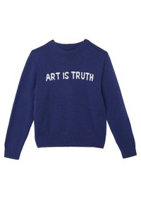 Dunkelblauer Strickpullover mit rundem Halsausschnitt. "KUNST IST WAHRHEIT" in weißer Schrift über die Brust. Rippbündchen an den Ärmeln und am Saum.