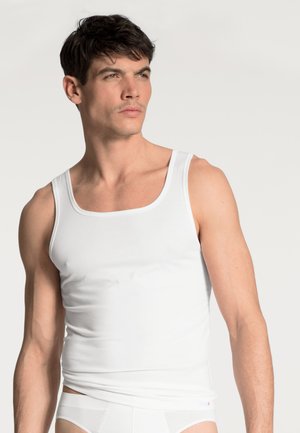 Witte katoenen tanktop met brede schouderbanden en een rechthoekige halslijn. Glad textuur, aansluitend ontwerp, minimale naden en geen zichtbare logo's.