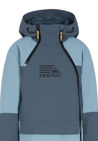 Coupe-vent bleu et bleu clair avec un col montant, une fermeture éclair sur le devant, une capuche avec cordon de serrage, et un logo noir "PROTEST" bien en vue sur la poitrine.