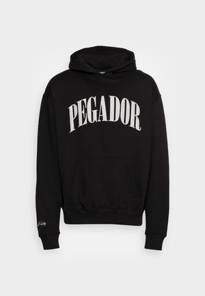 Schwarzer Kapuzenpullover mit weißem "PEGADOR"-Schriftzug über der Brust und einer Kängurutasche vorne, präsentiert vor einem einfarbigen Hintergrund.