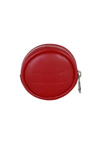 Monedero de cuero rojo, de forma redonda con una cremallera plateada, textura suave, que presenta un diseño grabado discreto en la parte frontal.