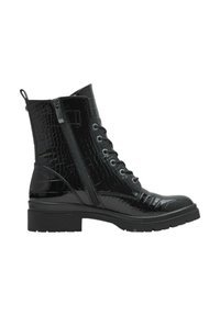 Botas de tobillo de charol negro con un patrón de cocodrilo, cierre de cordones en la parte delantera, cremallera lateral y suela gruesa para mayor tracción.
