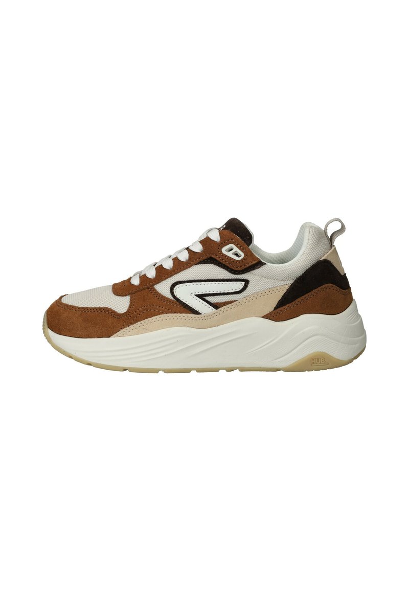 Sneaker mit einem Obermaterial aus braunem Wildleder und weißem Netzgewebe, ausgestattet mit einem schwarzen Umrisslogo, weißen Schnürsenkeln und einer strukturierten beigen Sohle.