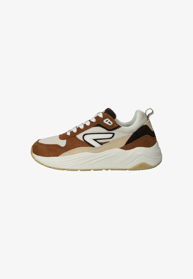 Sneaker mit einem Obermaterial aus braunem Wildleder und weißem Netzgewebe, ausgestattet mit einem schwarzen Umrisslogo, weißen Schnürsenkeln und einer strukturierten beigen Sohle.