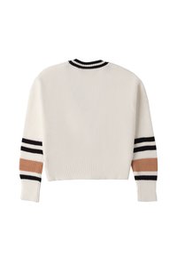 Weißer Rippstrickpullover mit schwarzen und braunen Streifen an den Ärmeln; verfügt über einen runden Halsausschnitt und ein kurzes Design; glatte Textur.