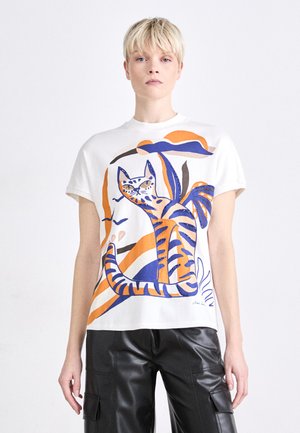 Weißes Baumwoll-T-Shirt mit einem stilisierten Tiger und einem Blattdesign in Blau und Orange, mit kurzen Ärmeln und Rundhalsausschnitt.