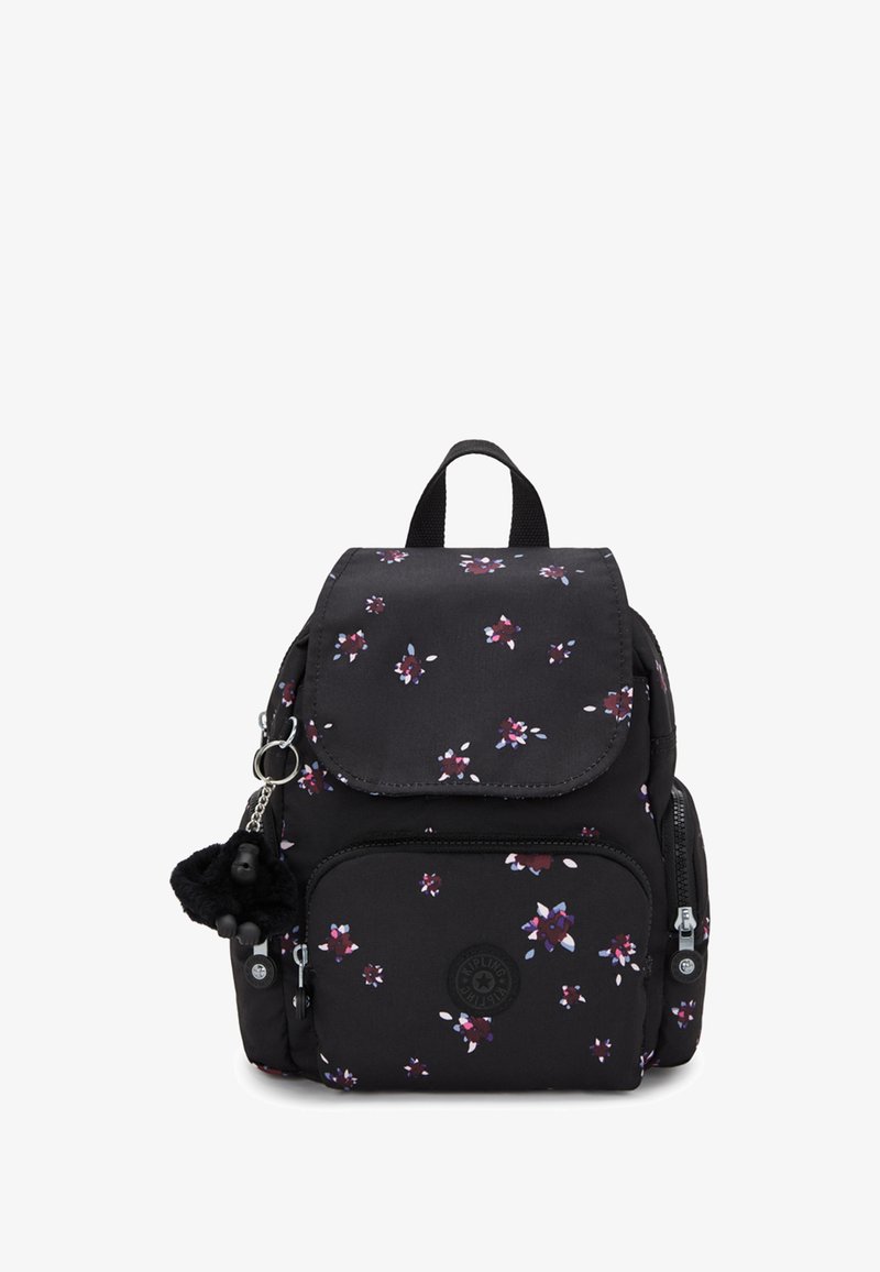 Svart ryggsäck med litet blommönster, med klaffstängning, ficka fram med dragkedja och en fluffig apa nyckelring fäste.