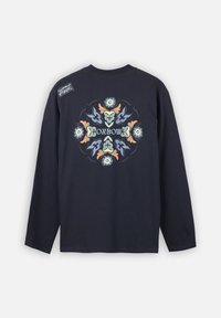 T-shirt à manches longues bleu marine avec un design floral coloré au dos et une étiquette de logo à l'épaule. Matière en coton douce.
