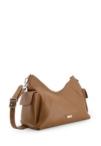 Torba na ramię z jasnobrązowej skóry o strukturalnym wykończeniu, o zaokrąglonym kształcie, z regulowanym paskiem i małą boczną kieszenią. Posiada srebrne elementy ozdobne.