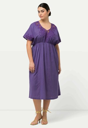 Ulla Popken LACE TRIMMED SHORT SLEEVE MIDI  - Vapaa-ajan mekko - purple