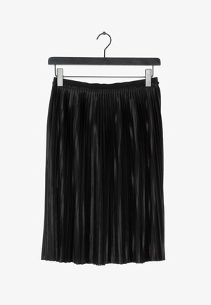 Gonna nera plissettata in tessuto lucido, con elastico in vita, appesa a una gruccia nera su sfondo bianco.