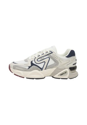 Weiße und graue Replay-Sneaker mit marineblauen Akzenten, strukturierter Sohle und Schnürdesign, von der Außenseite gezeigt.
