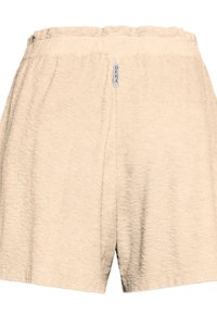 Pantalones cortos beige claro con tela texturizada, con cintura elástica y una pequeña etiqueta con logo en la parte trasera. Frente plano y ajuste holgado.