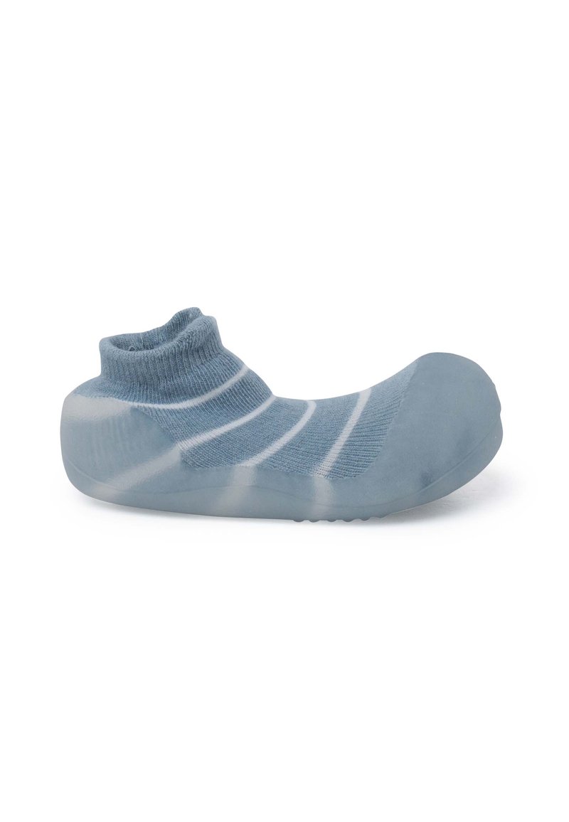 Scarpa a calzino blu con polsino a costine, dotata di una suola in gomma liscia e traslucida e strisce bianche sul tessuto. Design distintivamente basso.