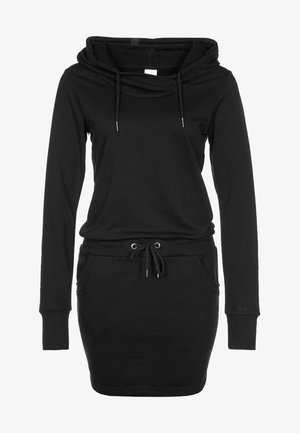 Robe à capuche noire à manches longues avec taille à cordon, poches avant et poignets côtelés, arborant un petit logo de la marque sur la manche gauche.