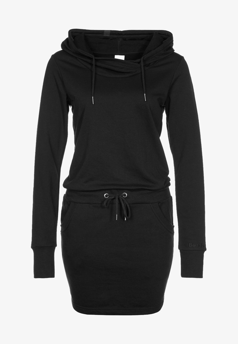 Robe à capuche noire à manches longues avec taille à cordon, poches avant et poignets côtelés, arborant un petit logo de la marque sur la manche gauche.