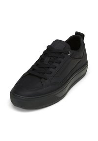 Sneaker nera con lacci, caratterizzata da una tomaia in morbida pelle, punta rotonda, suola in gomma spessa e un piccolo tacco con accenti testurizzati.