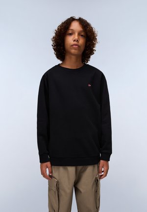 Sweatshirt noir à manches longues et col côtelé. Petit logo rouge sur la poitrine. Associé à un pantalon cargo beige avec poches latérales.