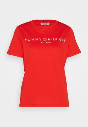 Rød T-skjorte med korte ermer med hvit tekst "TOMMY HILFIGER EST. 1985" og logo over brystet, rund hals og liten logo på venstre erme.