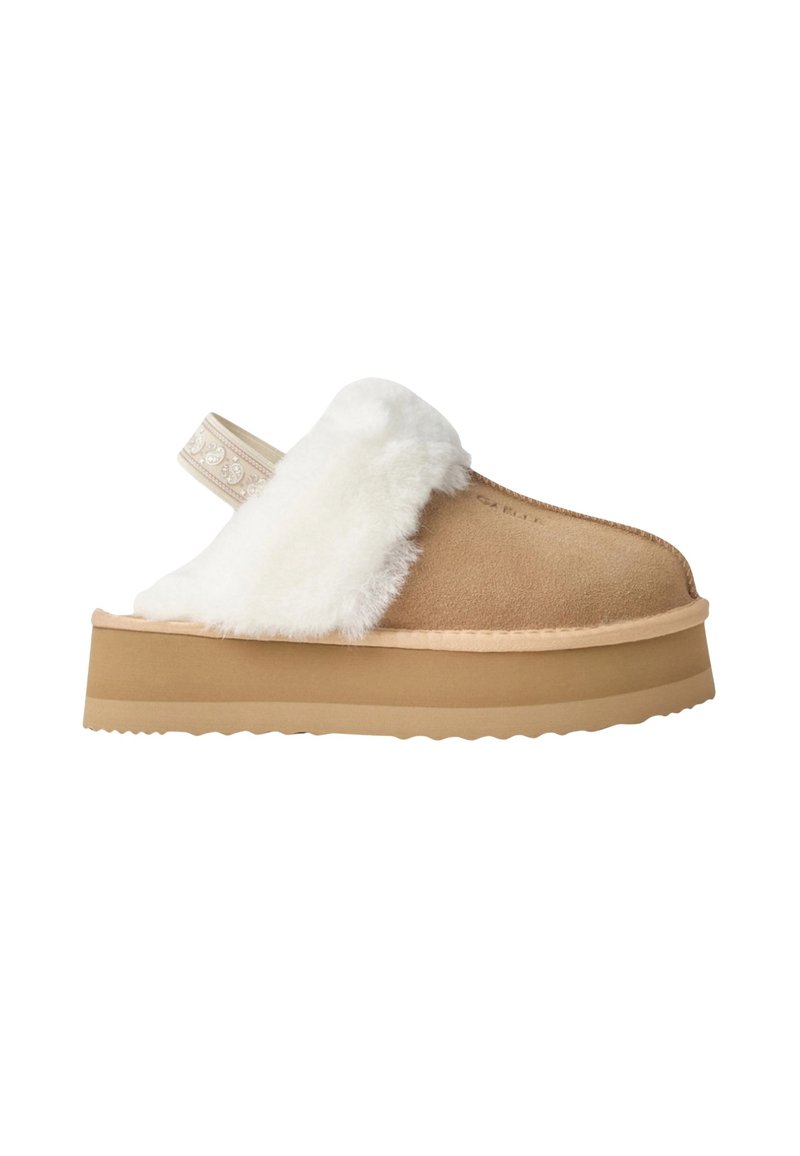Instapklomp met een bovenwerk van tan suede, een dikke beige platformzool, een witte fluffy (nep)bontvoering en een beige elastische achterband met borduurwerk.
