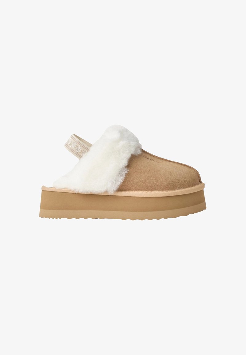 Instapklomp met een bovenwerk van tan suede, een dikke beige platformzool, een witte fluffy (nep)bontvoering en een beige elastische achterband met borduurwerk.