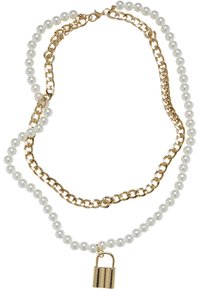 Collier présentant des segments alternés de chaîne en or et de fausses perles blanches, sécurisé par un charme en forme de cadenas en or. Design texturé et superposé.